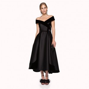 1950’li yılların stilinden ilham alınarak hazırlanan omuz dekolteli full-skirt elbise, Audrey Hepburn, Grace Kelly gibi ikonik Hollywood yıldızlarının zarafetini günümüze taşıyor