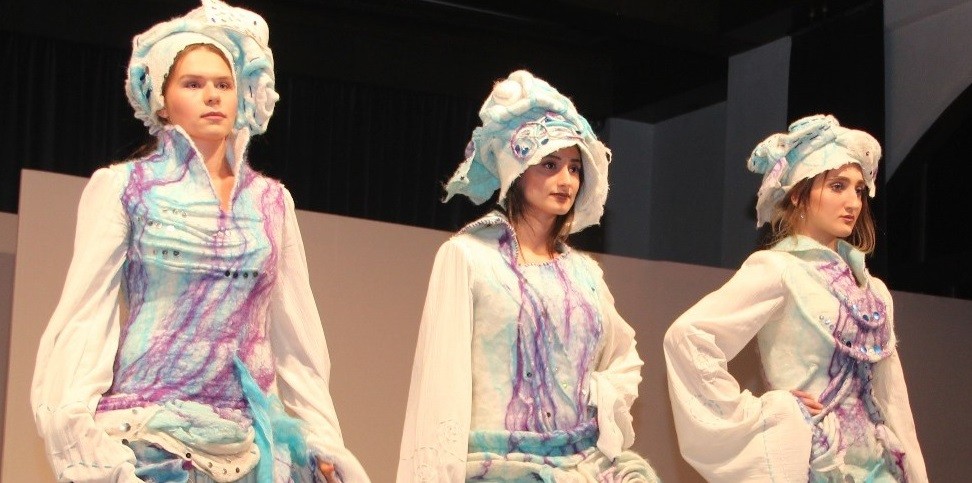  İstanbul Aydın Üniversitesi Anadolu BİL Meslek Yüksekokulu Moda Tasarım Programı öğrencileri
