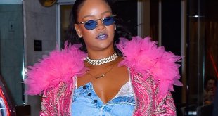 Rihanna, New York'da FENDI "Mini Peekaboo