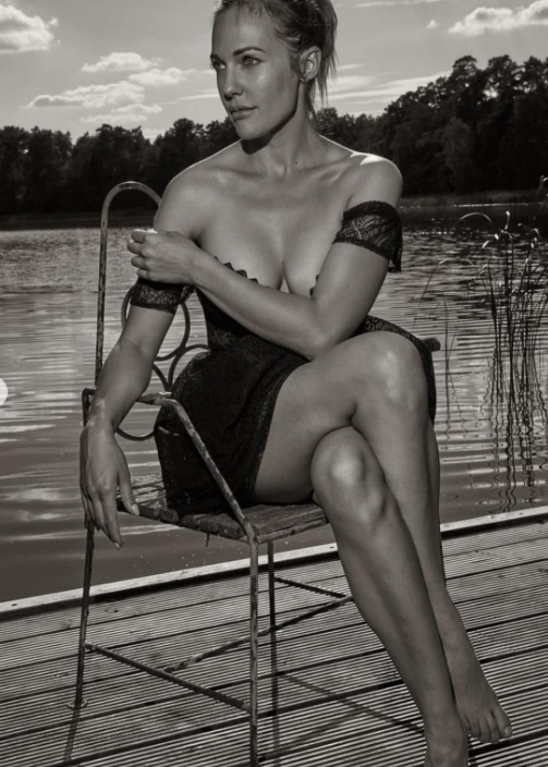 Meryem Uzerli Siyah beyaz