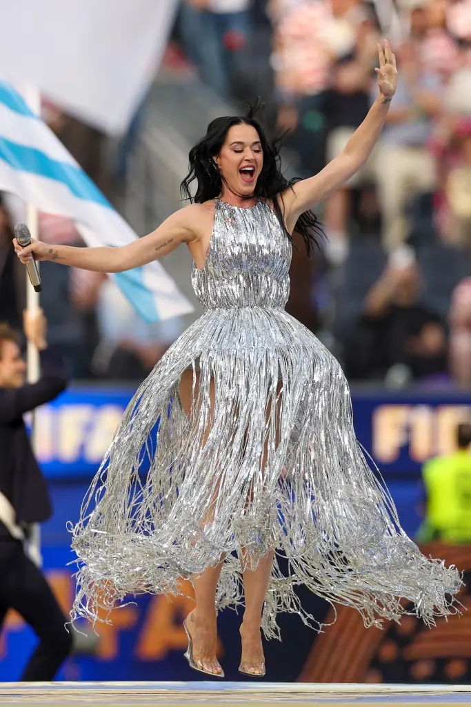 Katy Perry dünya kupası elbisesi