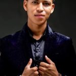moda adam model portre is male teen headshot estilo negociador indio