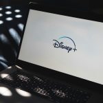 disney plus dizustu bilgisayar sitting top bed watching disney plus macbook pro