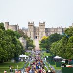 meghan markle insanlar park castle distance during gun crowds converging windsor celebrate