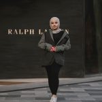 ralph lauren fashionable kadin hijab posing confidently front ralph lauren store